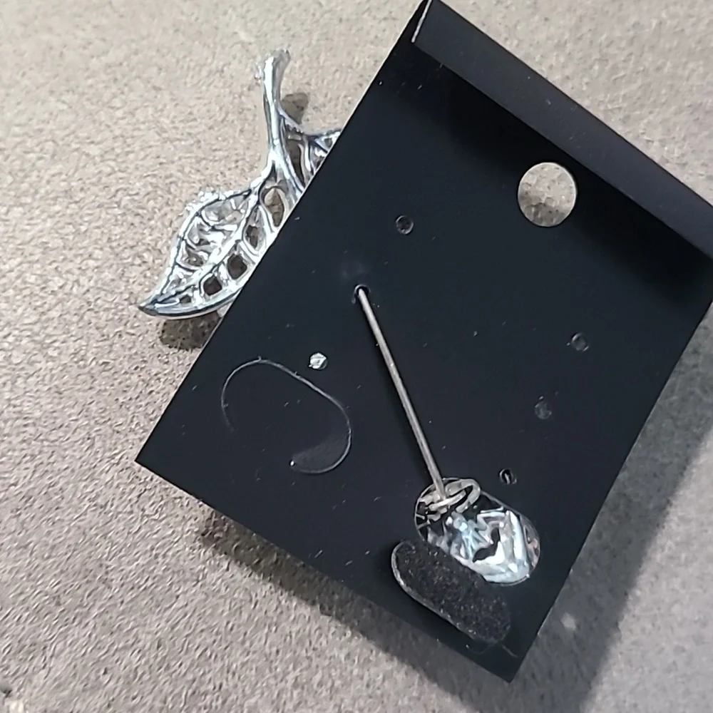 Sparkling Silver Floral‎ Brooch